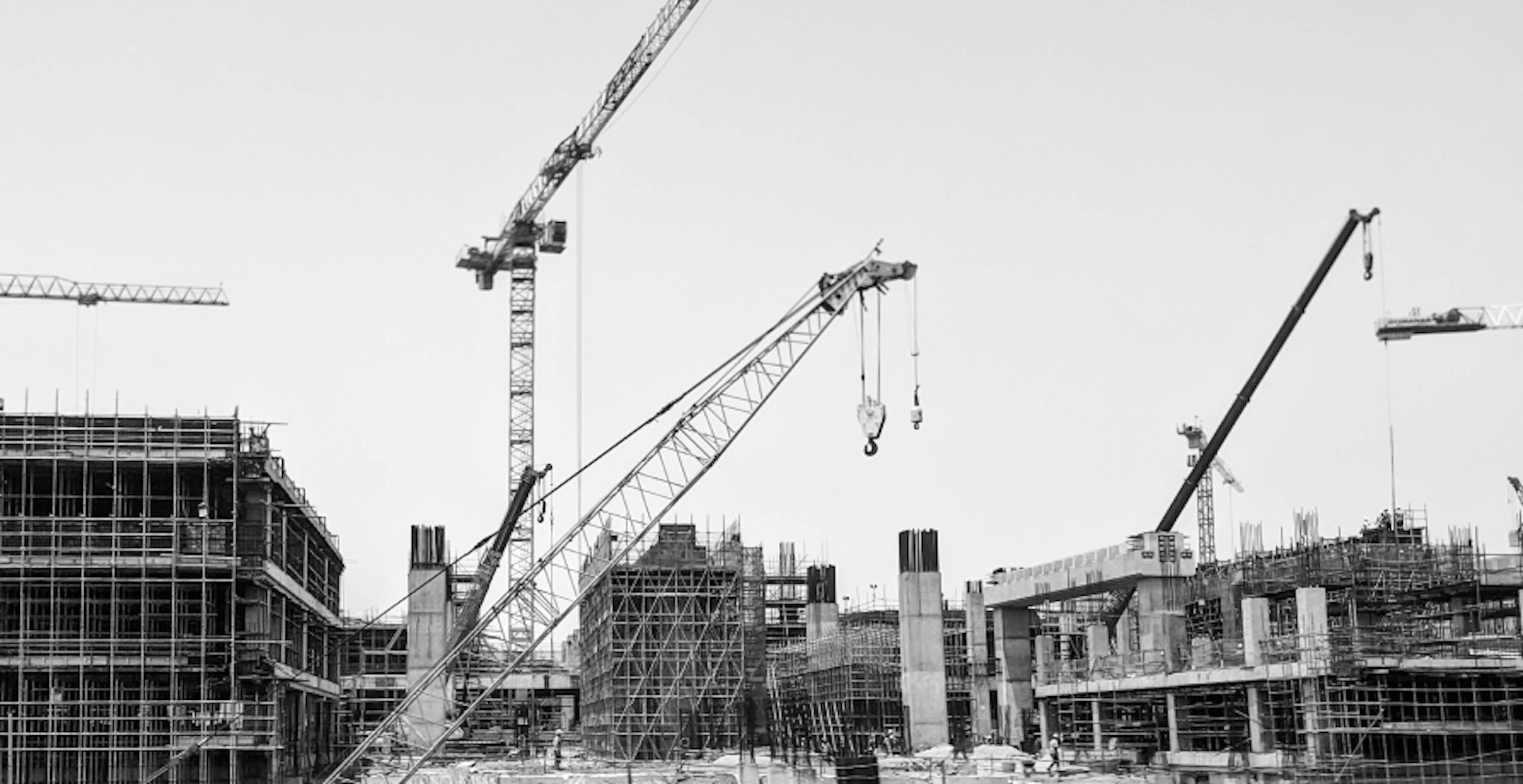 chantier de construction d'immeubles avec grues