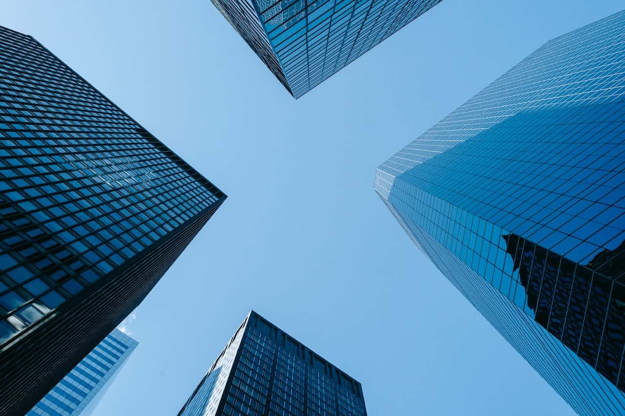 Gratte-ciel avec murs réfléchissants