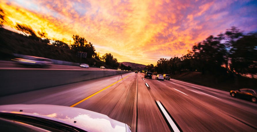 autoroute avec voitures