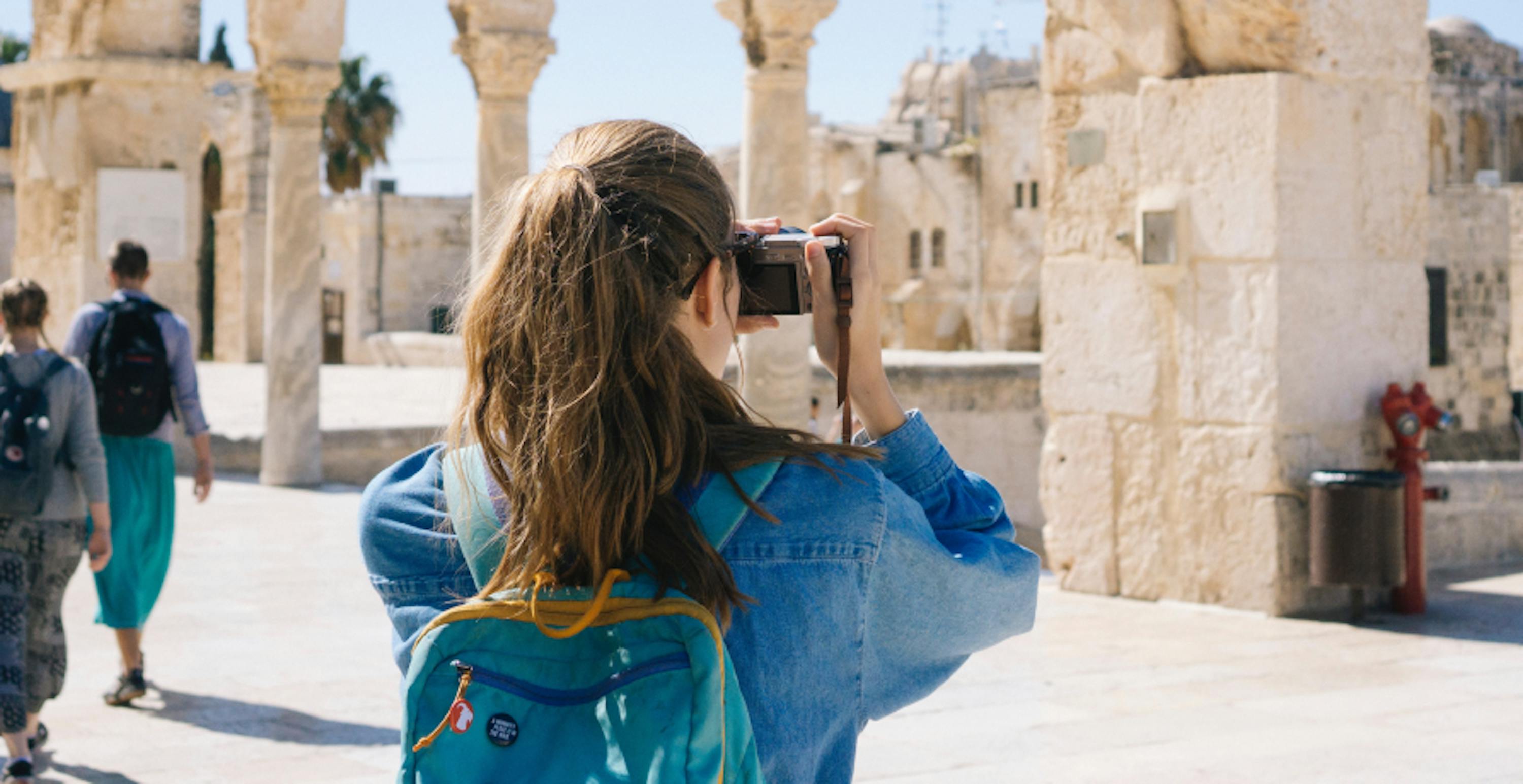 une touriste prenant en photo le paysage