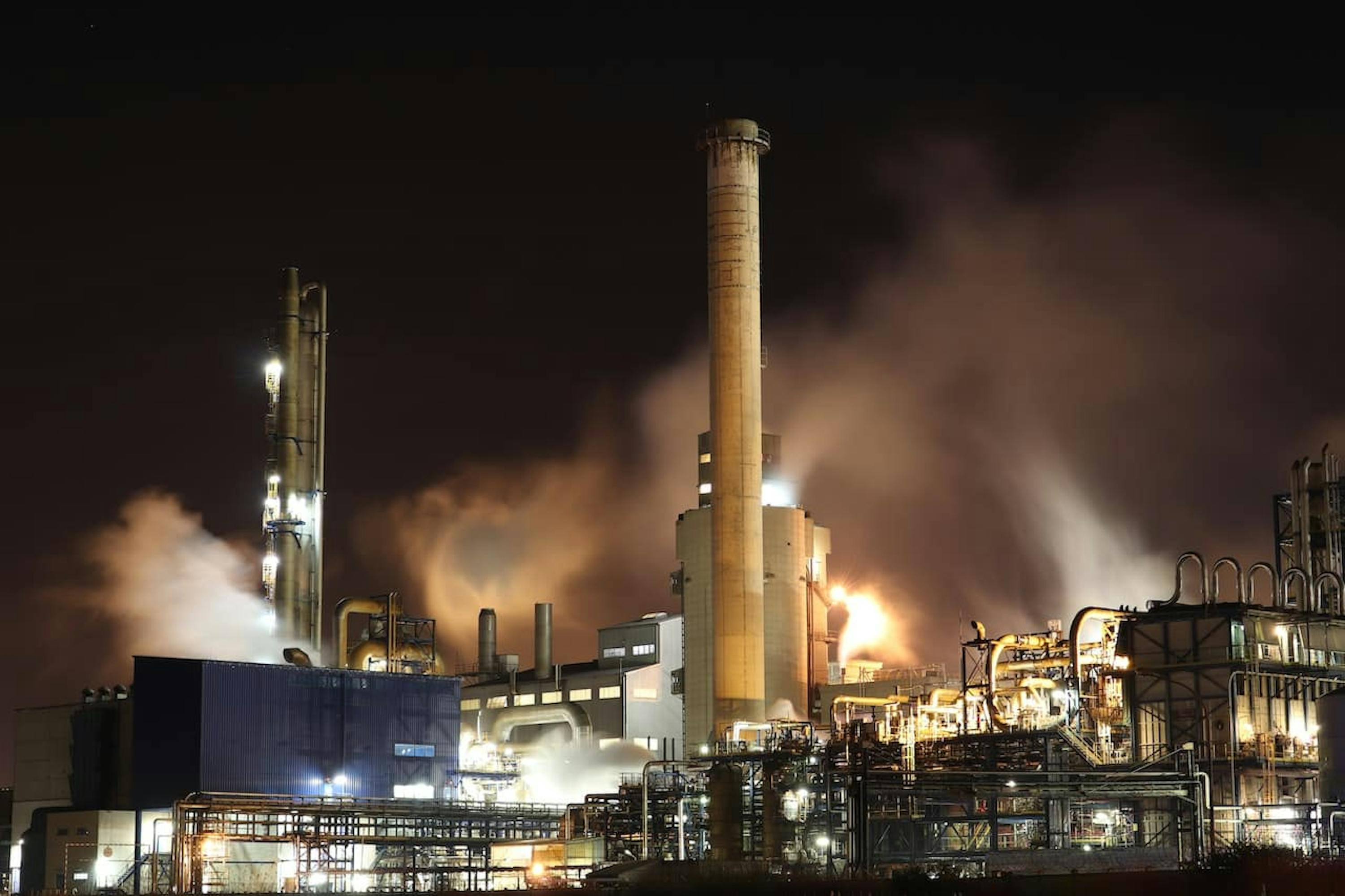 Bâtiment industriel brun et blanc pendant la nuit