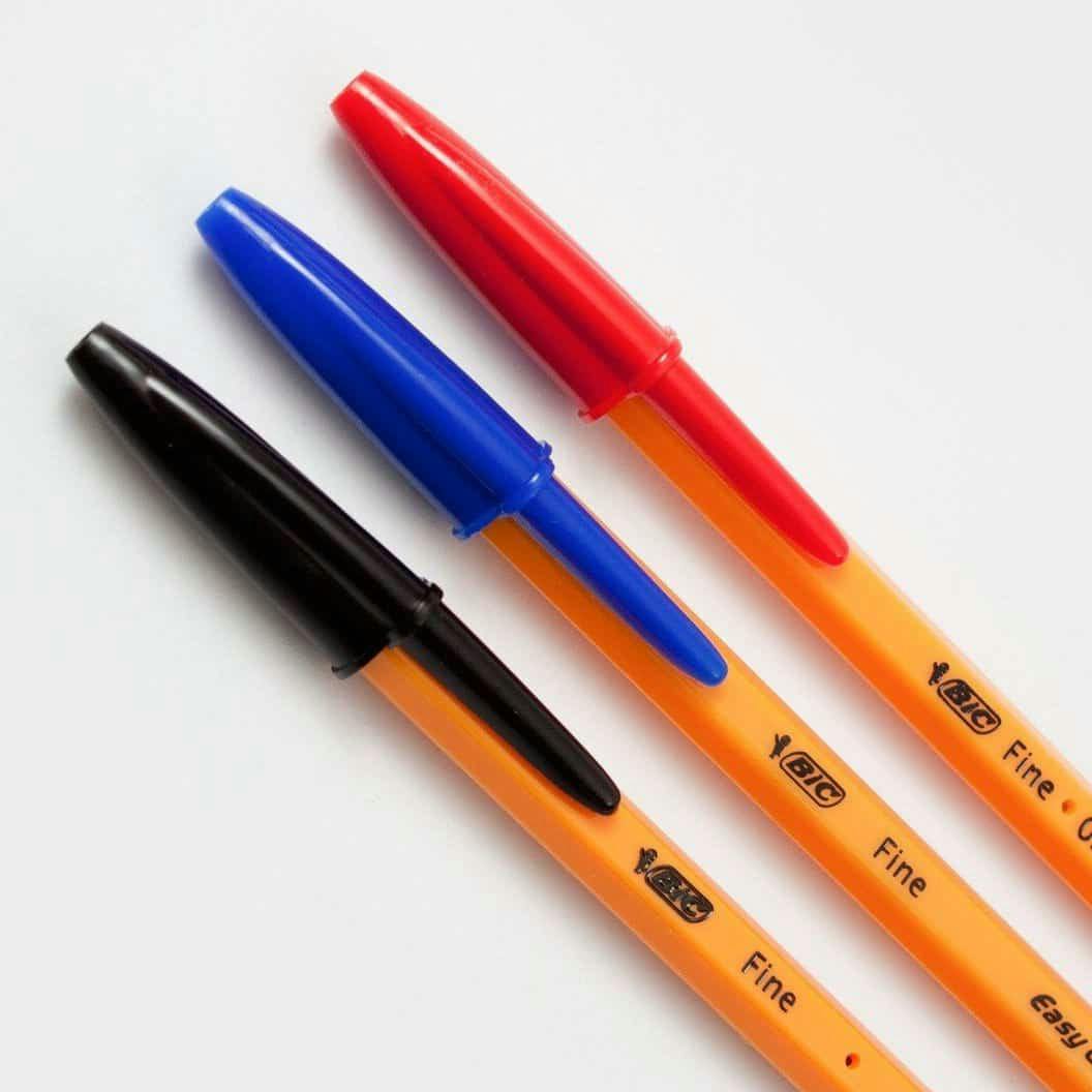 trois stylos Bic sur un fond blanc