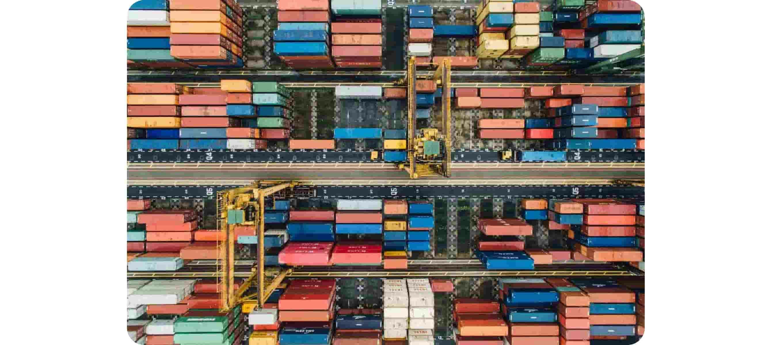des conteneurs dans un port