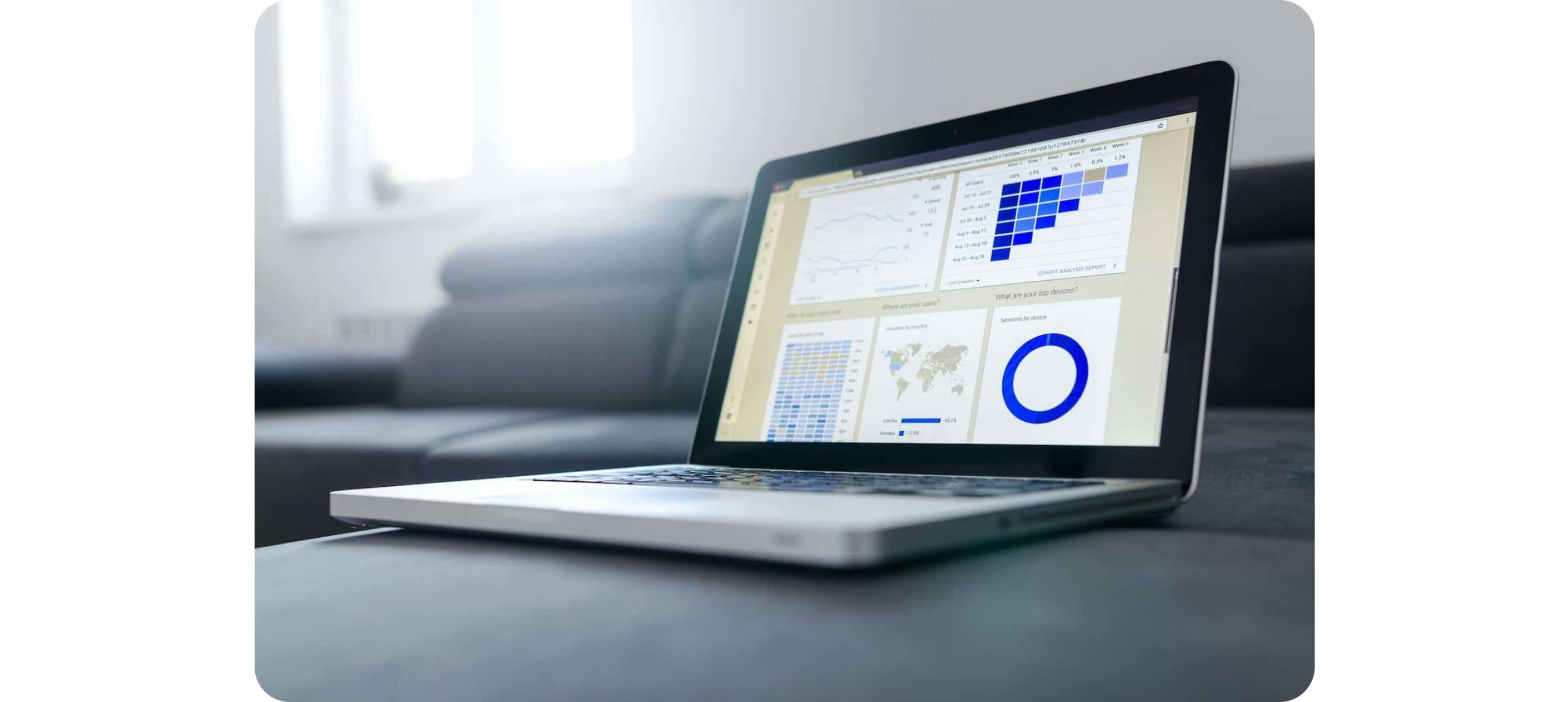 un ordinateur portable avec des analyses