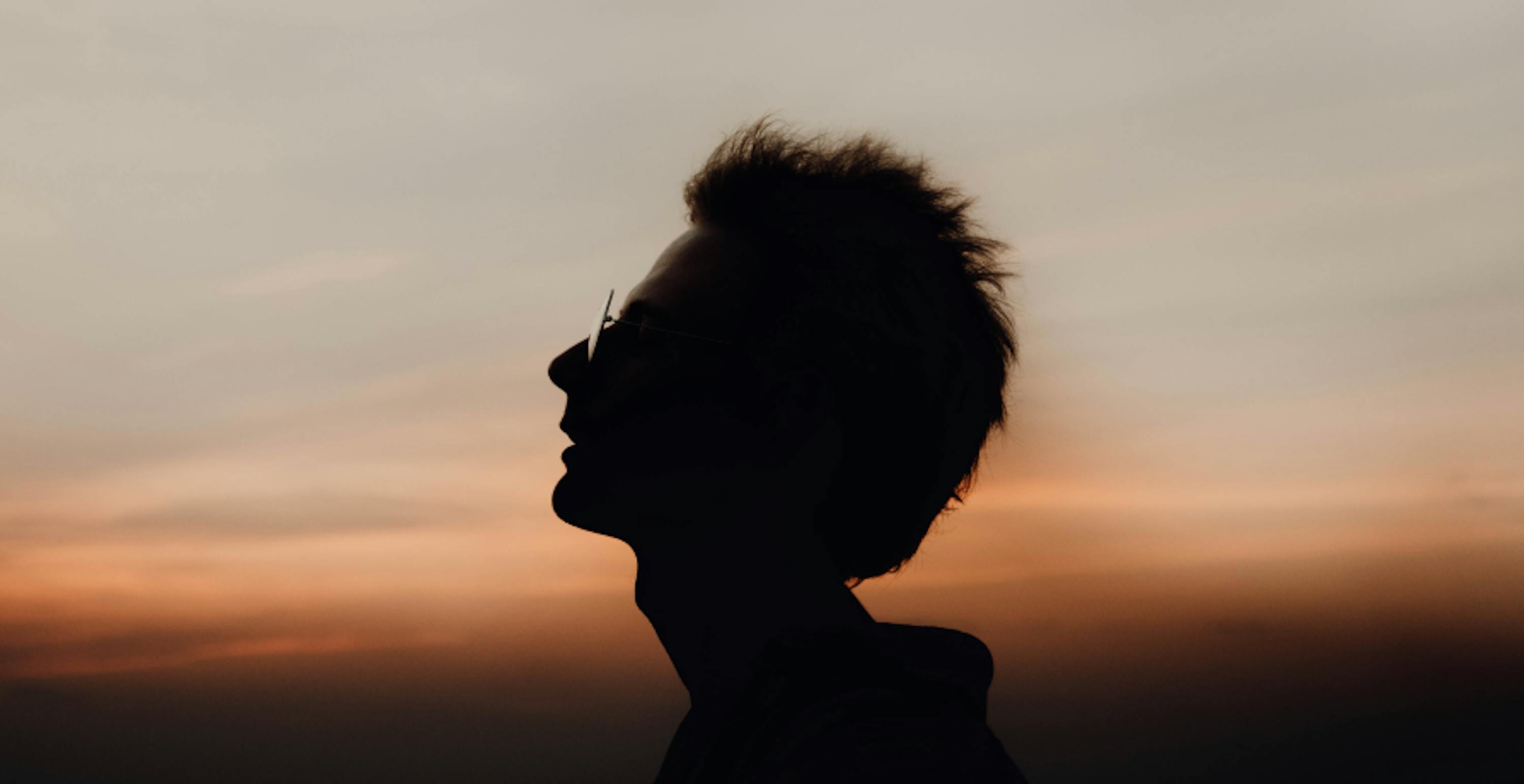 visage d'homme devant paysage