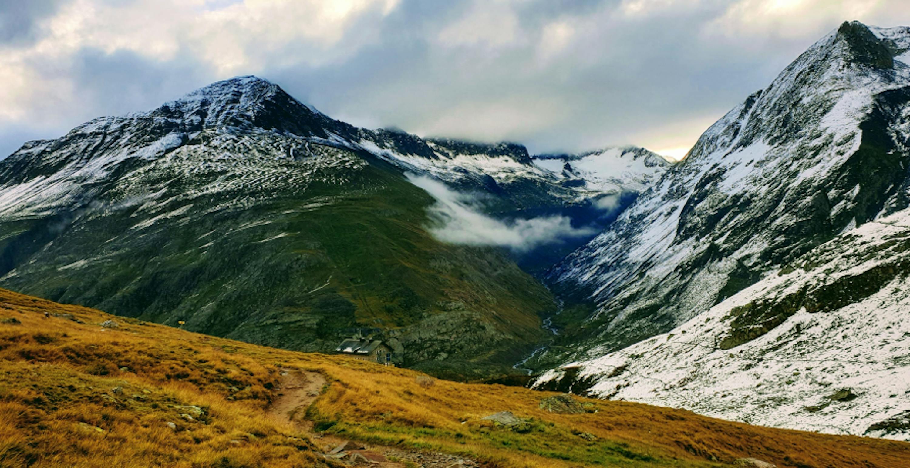 montagnes enneigées et couvertes de verdure