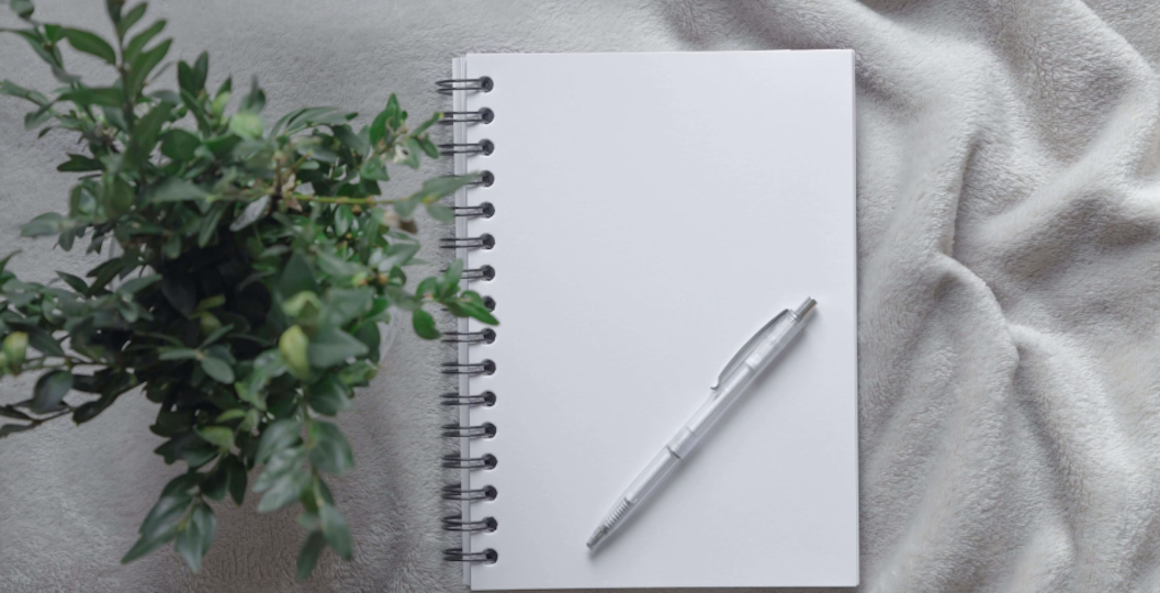 carnet de notes posé avec un stylo