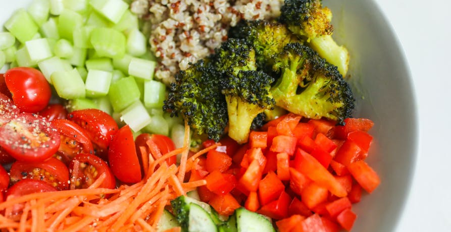 assiette colorée de légumes