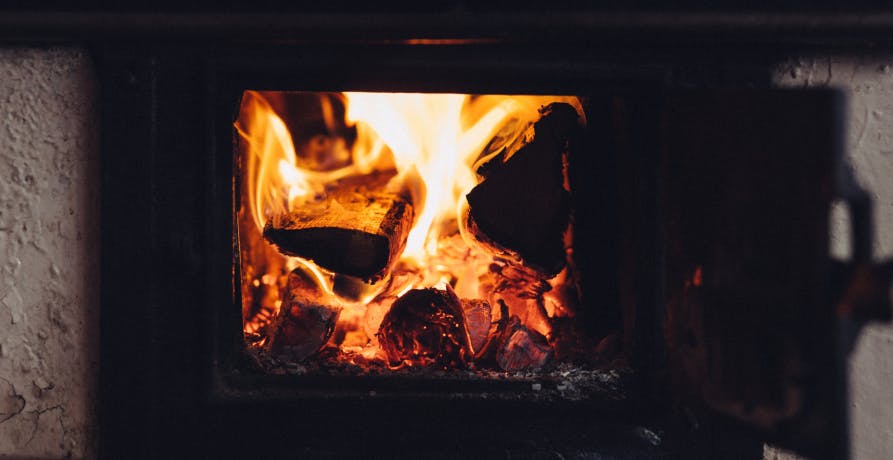 un feu de cheminée