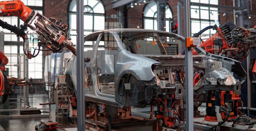 assemblage d'une voiture dans une usine