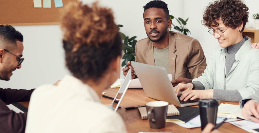 personnes en réunion