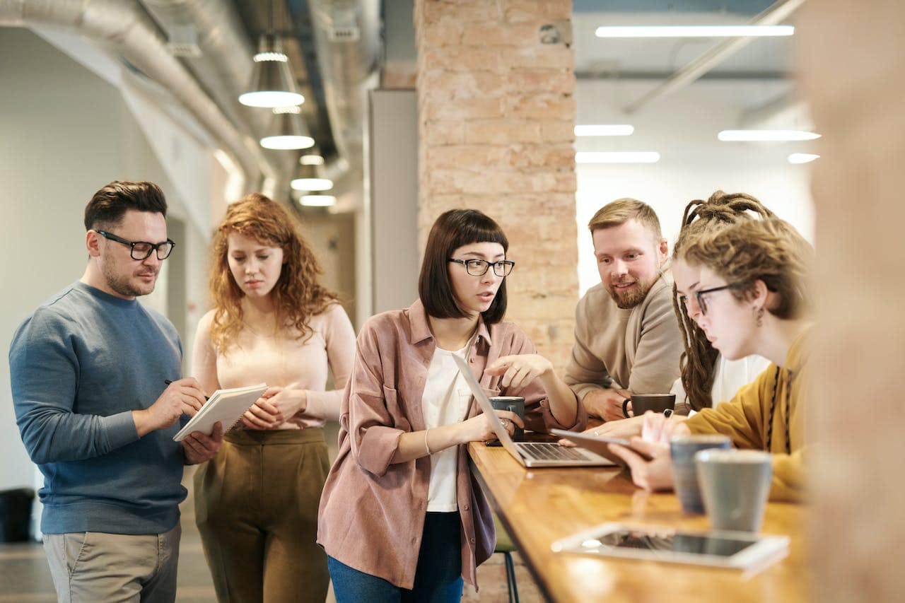 des employés discutant