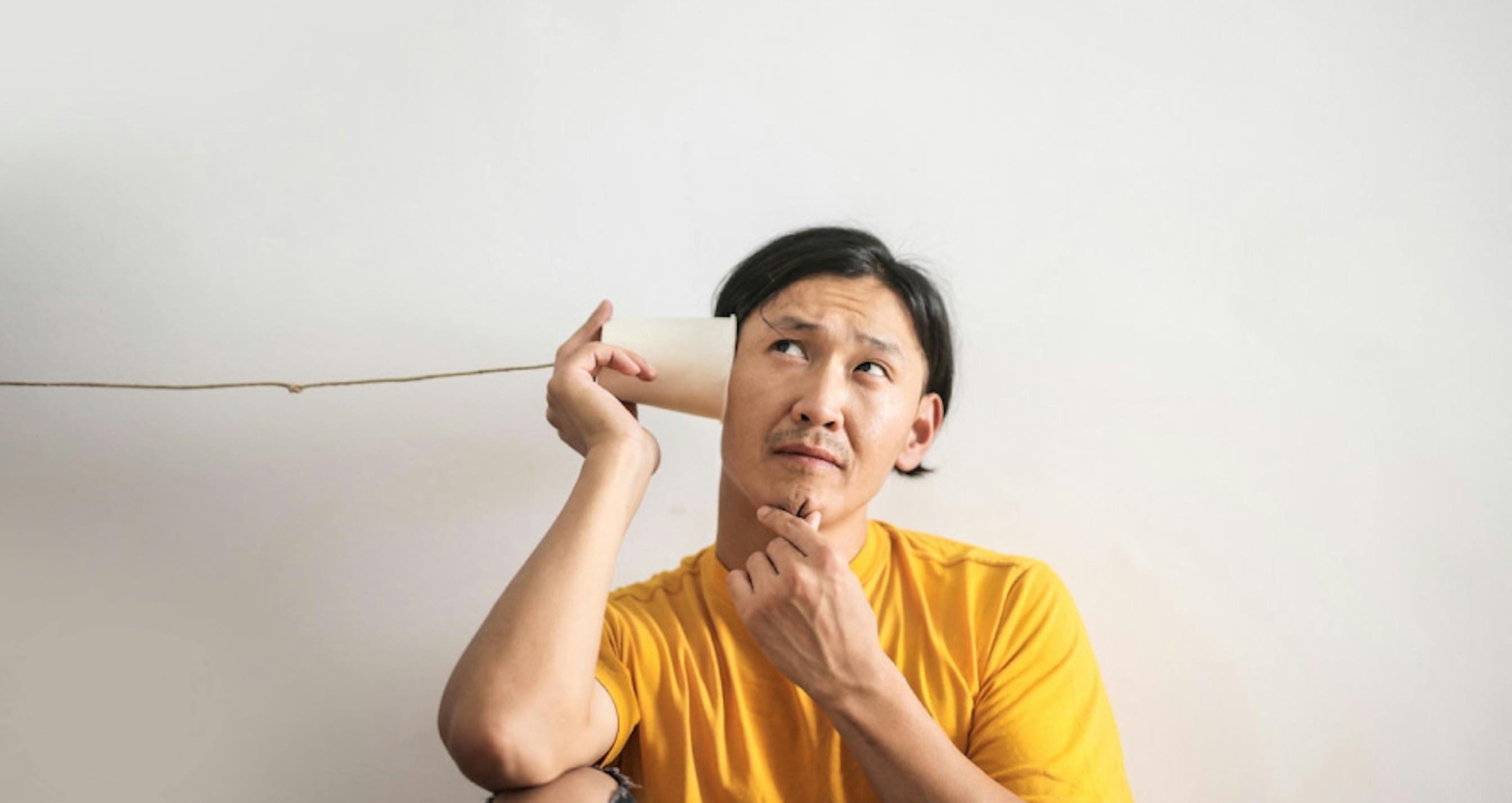 un homme écoutant attentivement