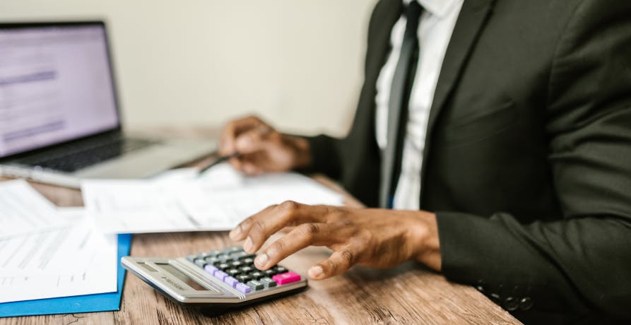 un homme qui utilise une calculatrice