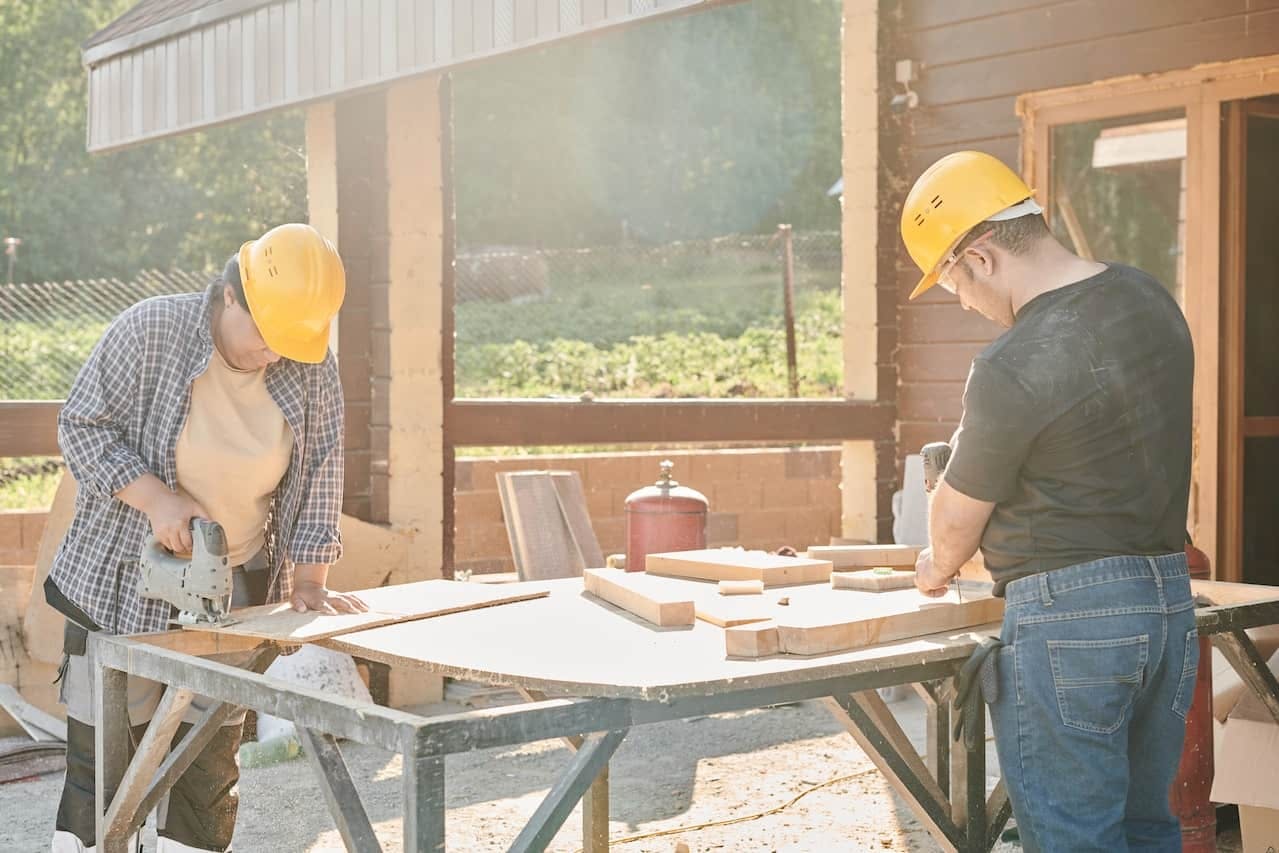 Homme et femme travaillant avec des outils industriels