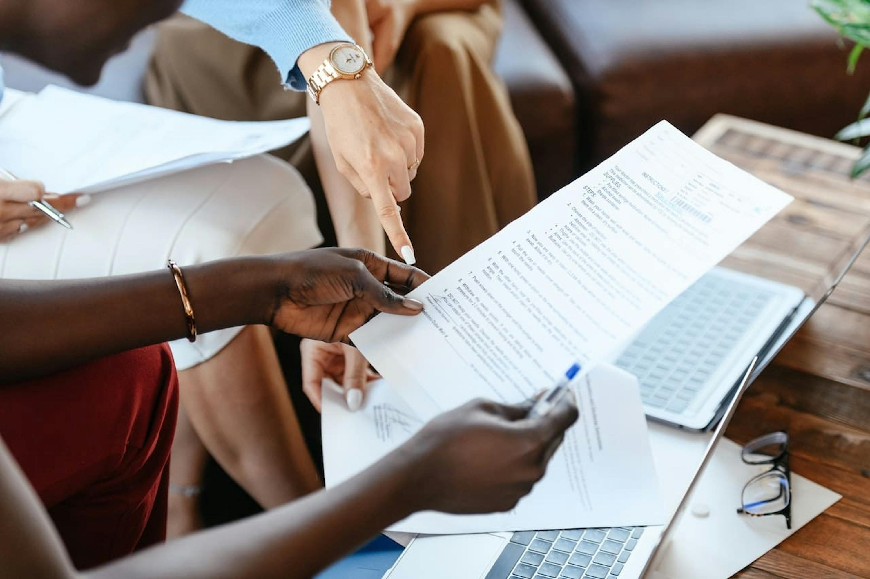 des personnes qui vérifient les informations contenues dans les documents