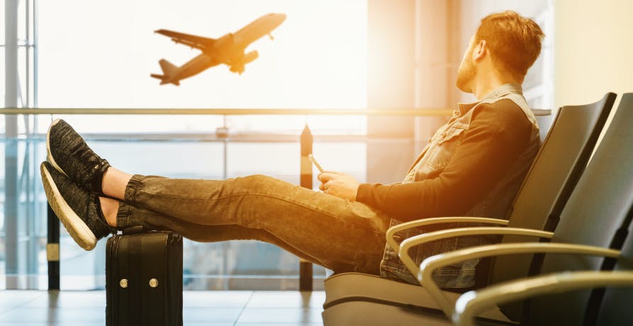 un homme dans un aéroport