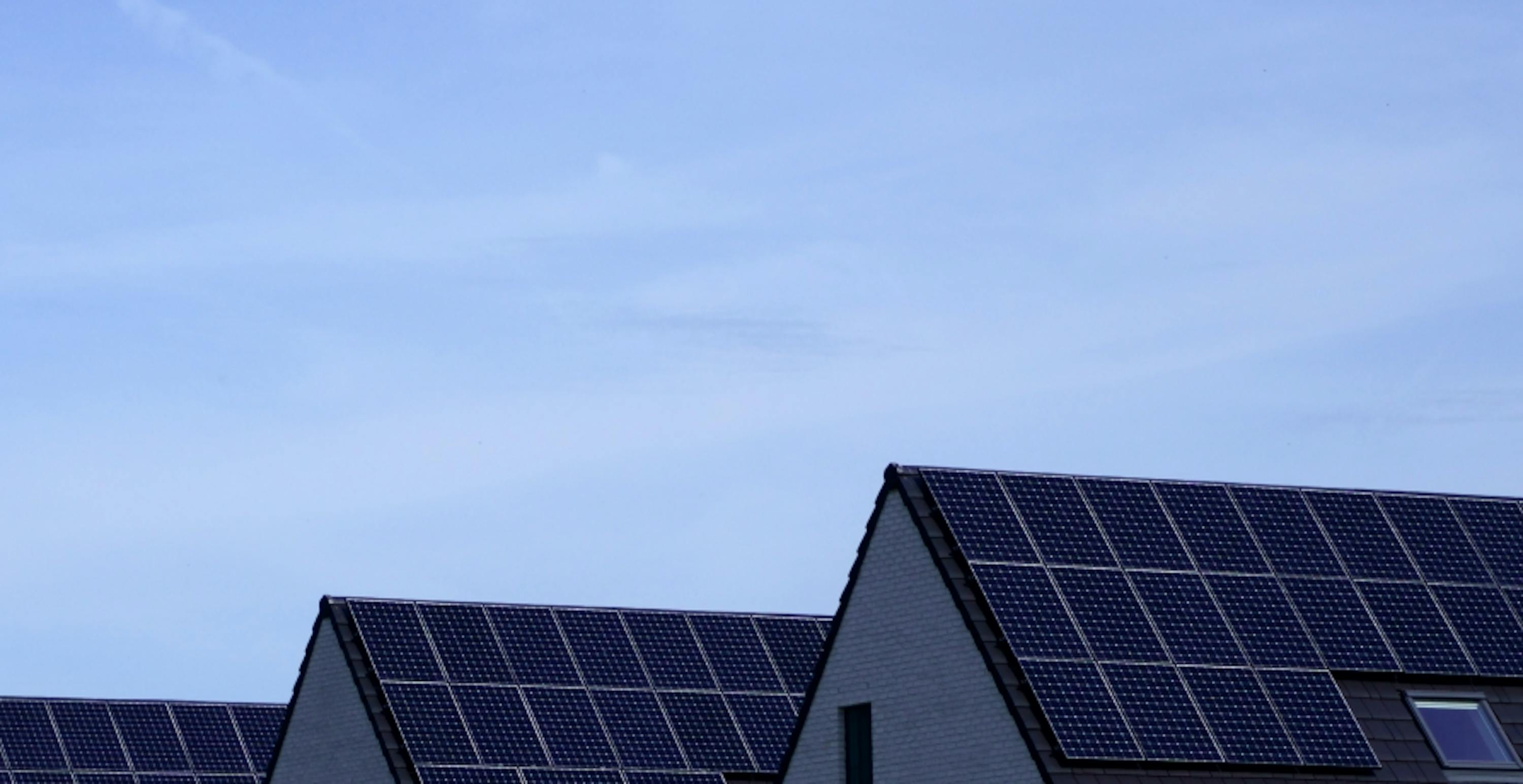 toitures de maisons avec des panneaux solaires