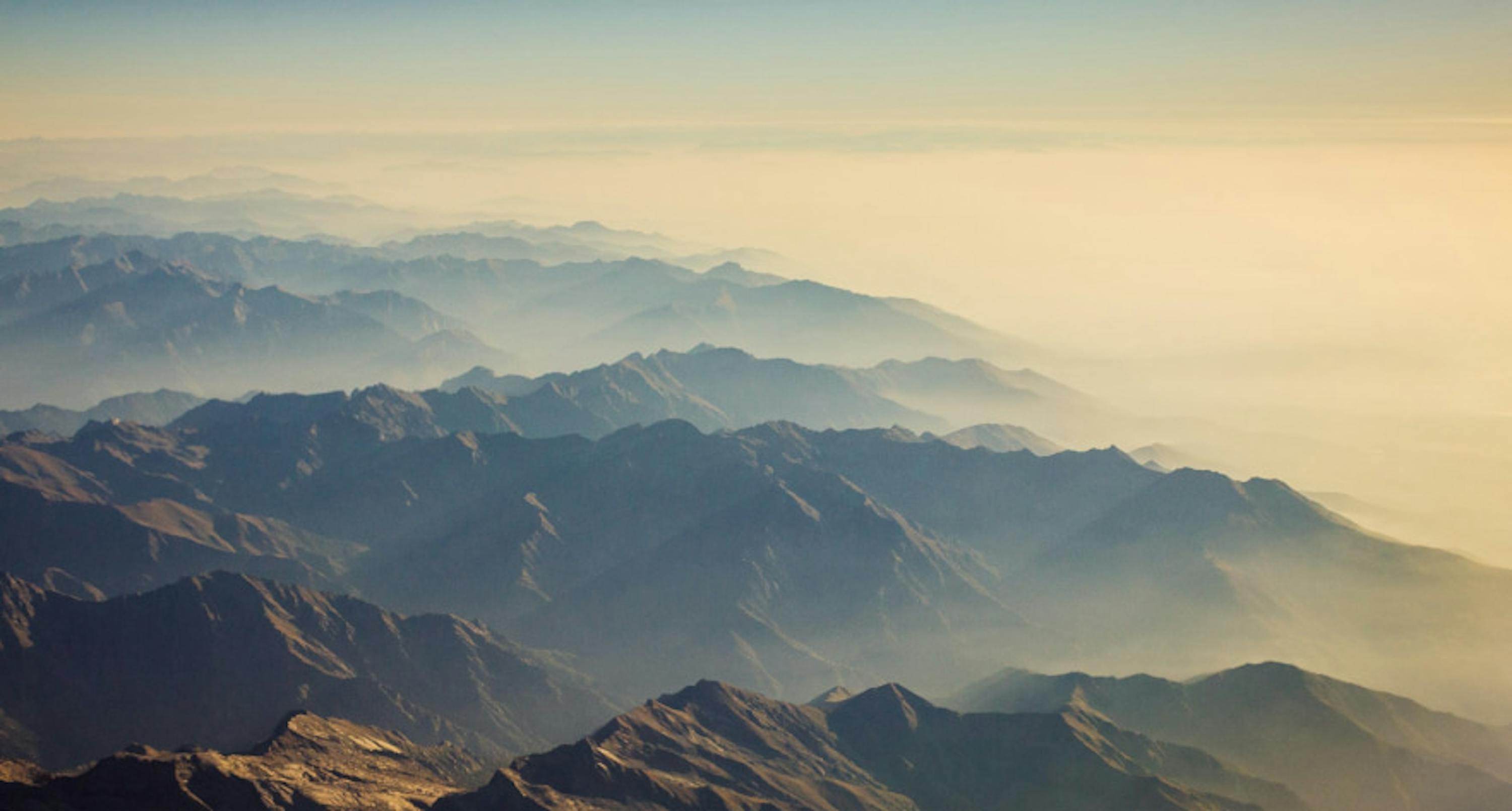 une vue aérienne d'un massif montagneux