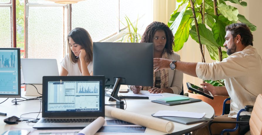 plusieurs personnes derrière des ordinateurs