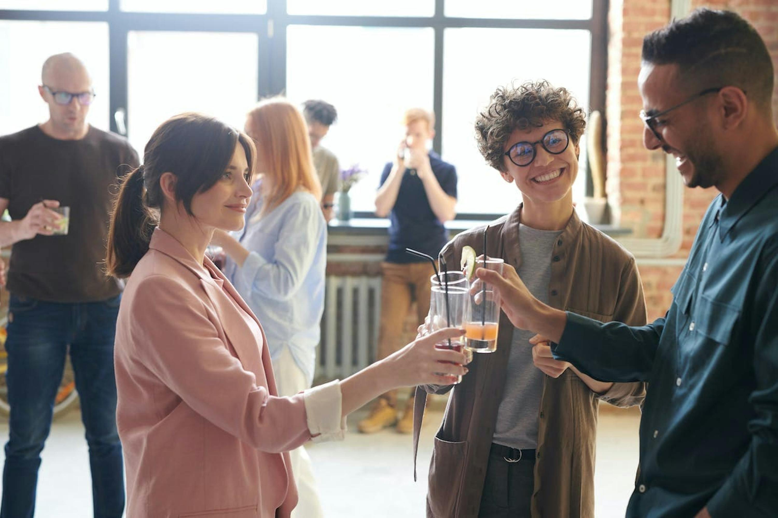 Personnes tenant des verres