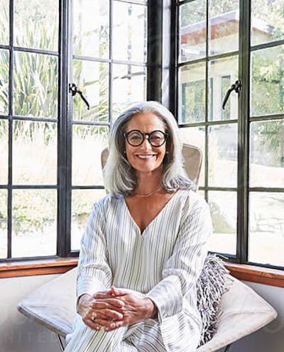 une femme souriante portant des lunettes