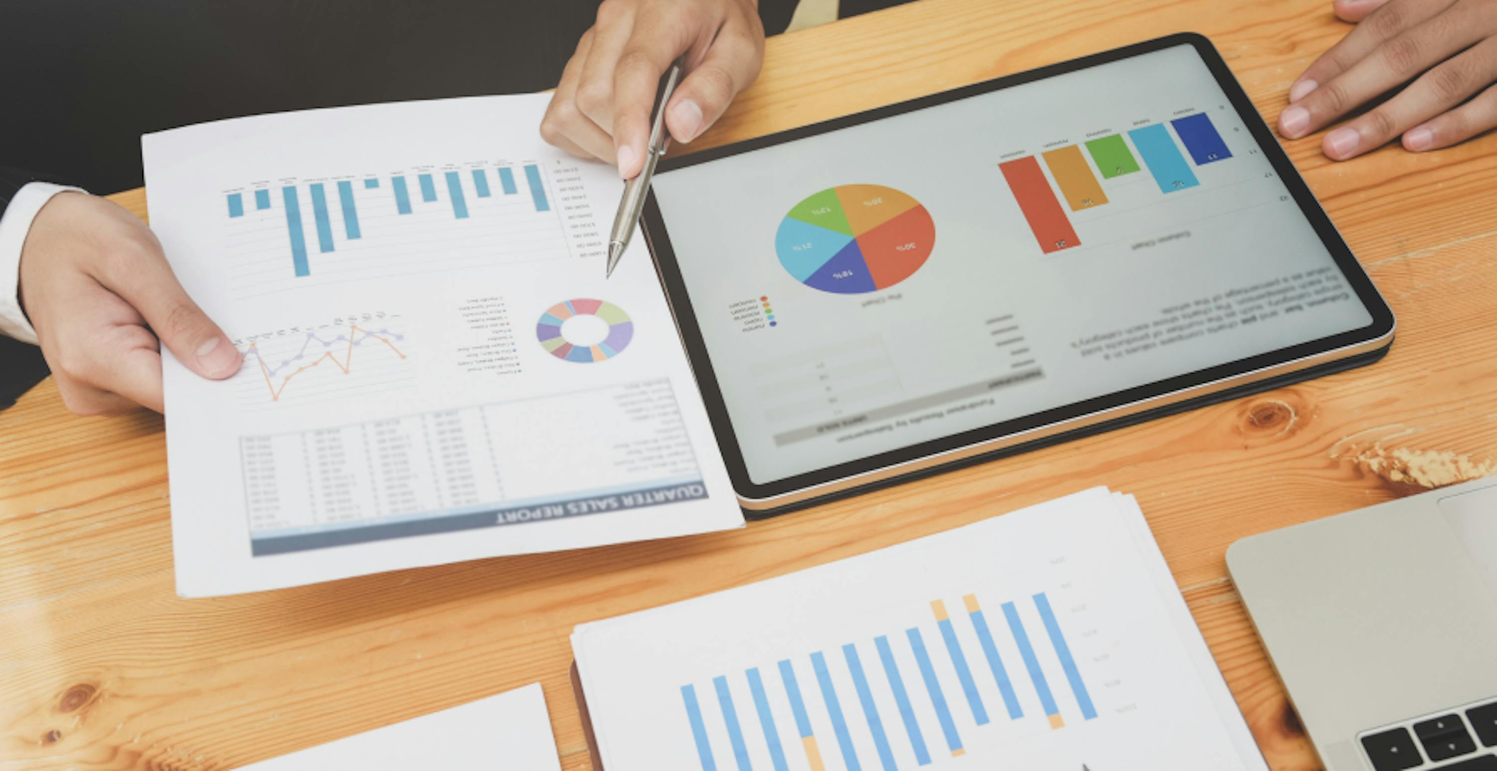 deux personnes analysant des statistiques