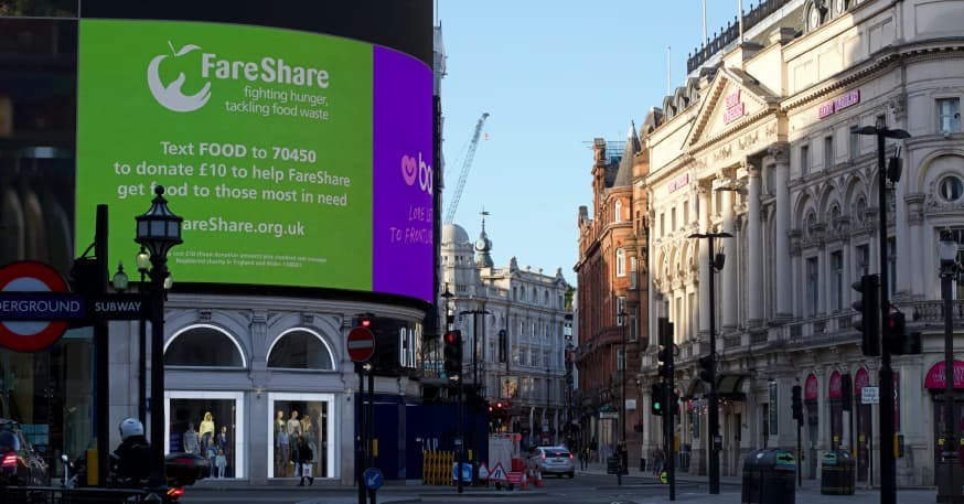 billboards in picadilly circus