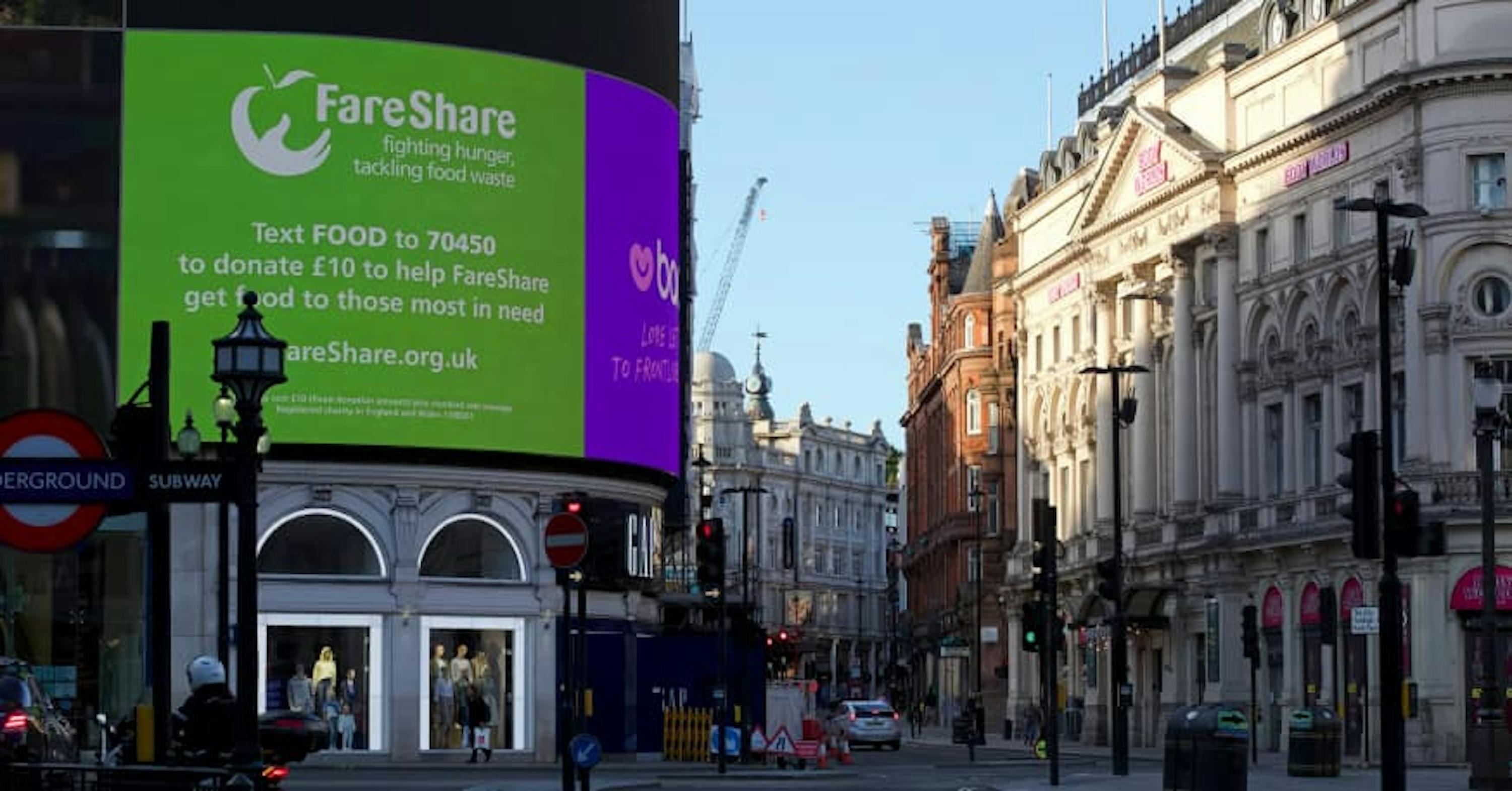 billboards in picadilly circus