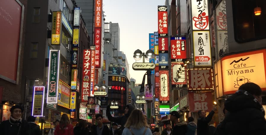 shibuya crossing in tokyo