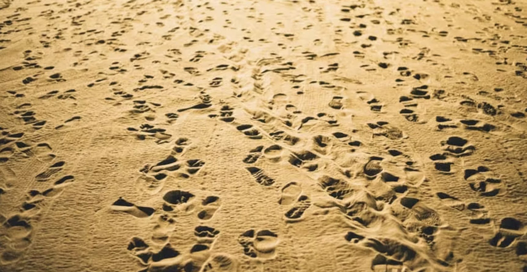 Empreinte de pieds dans le sable