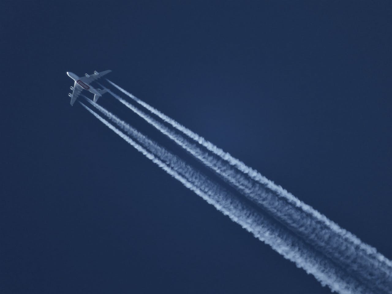 Un avion volant laisse des traces de fumée