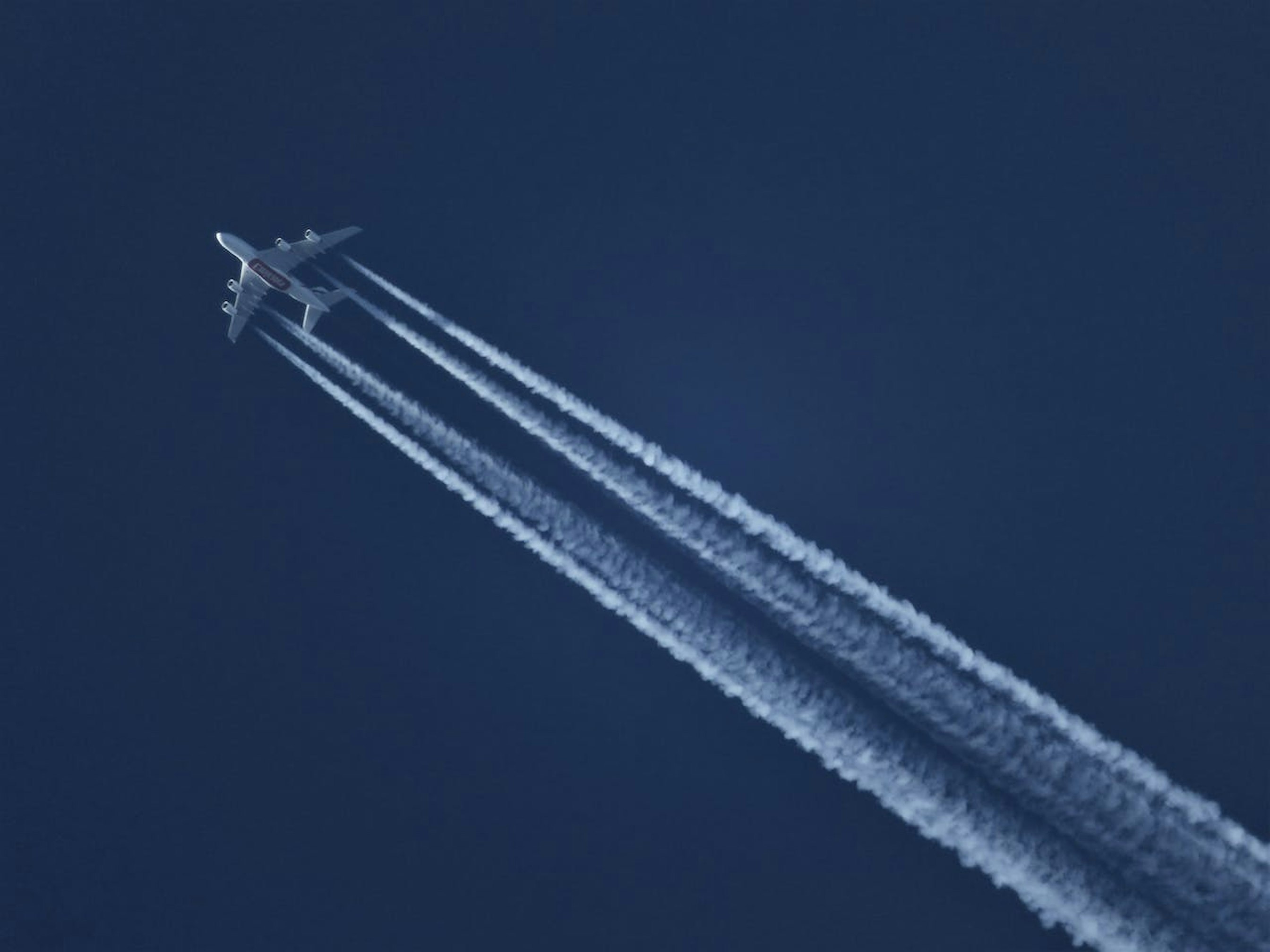 Un avion volant laisse des traces de fumée