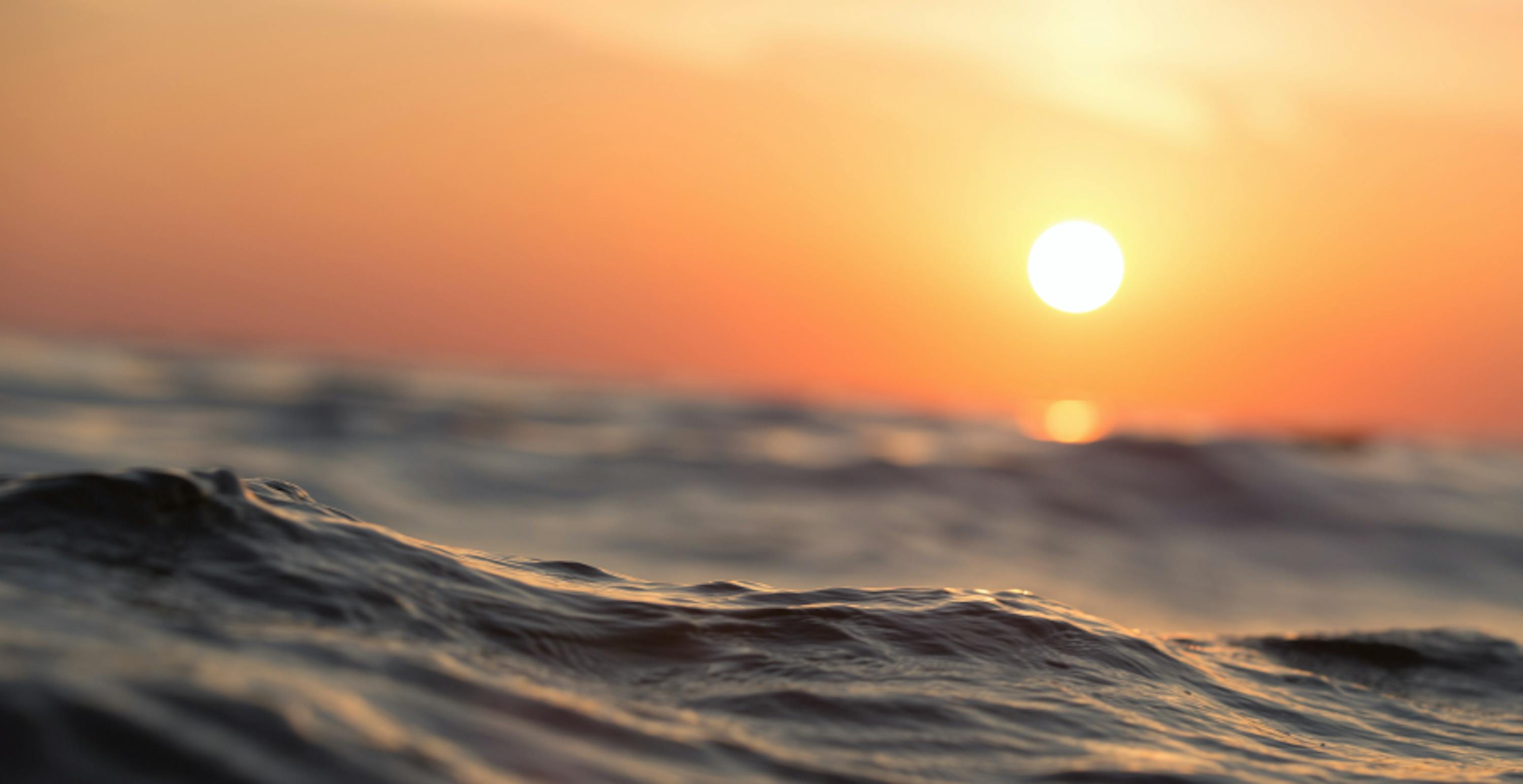 vue de la mer face au coucher de soleil