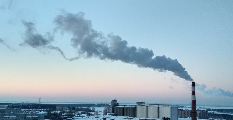 usine relâchant de la fumée dans l'atmosphère
