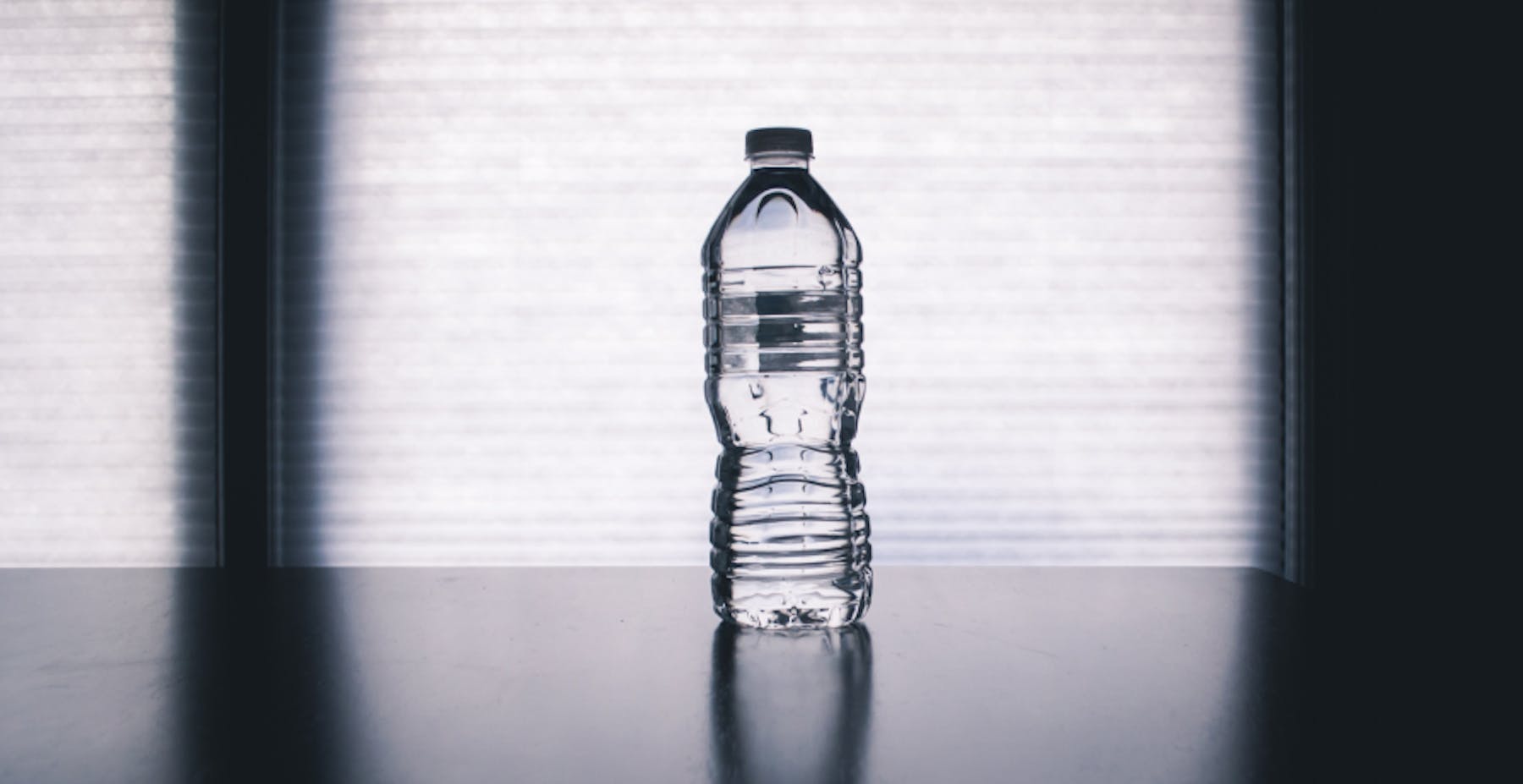bouteille en plastique posée sur une table