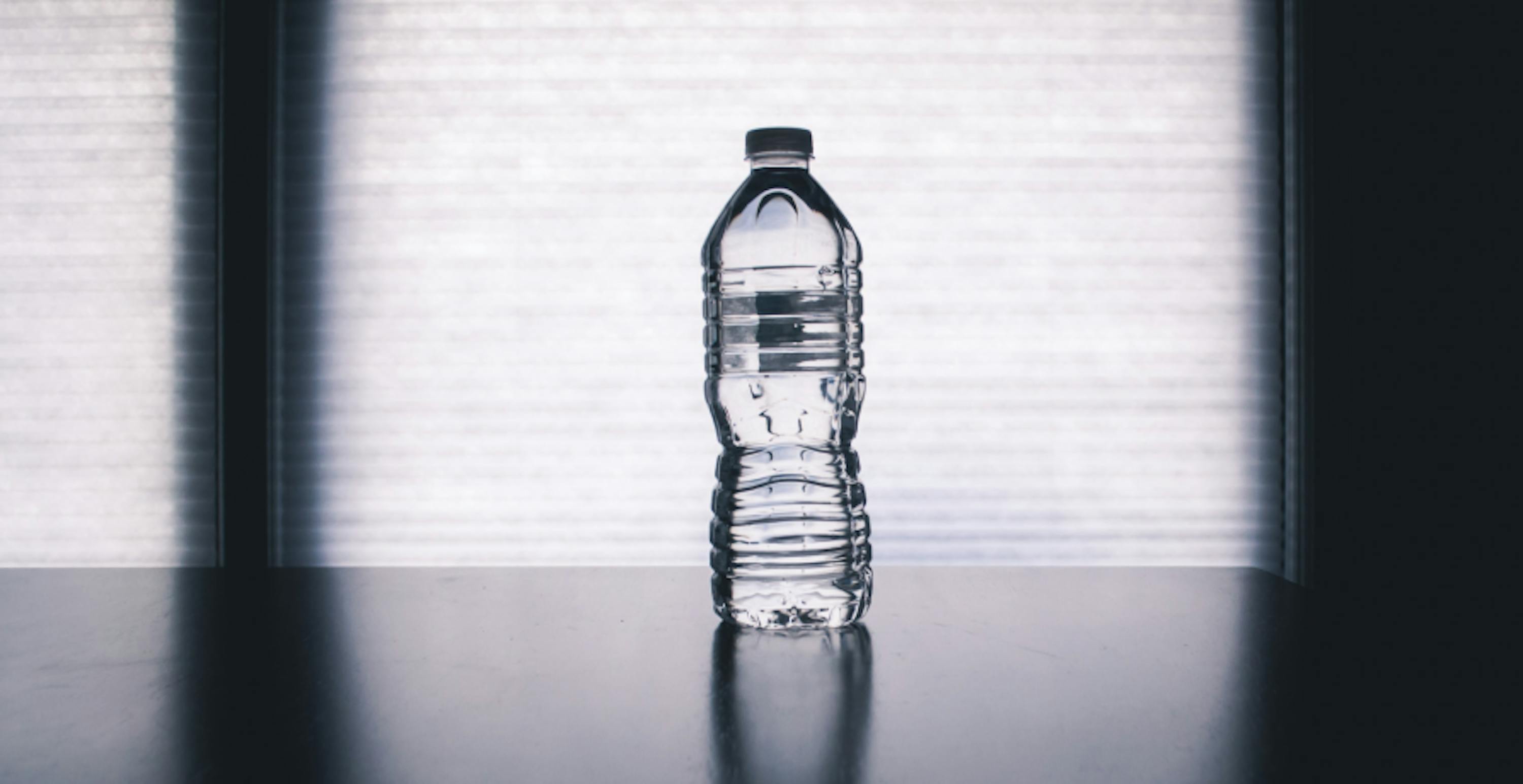 bouteille en plastique posée sur une table