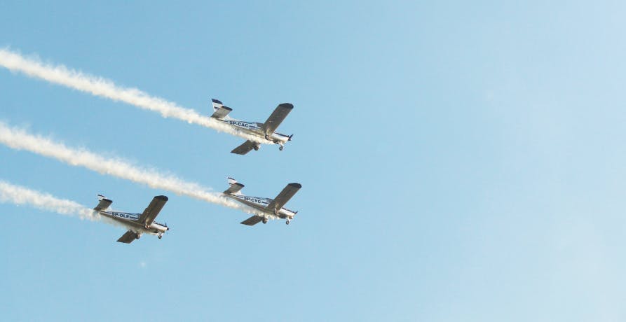 trois avions dans le ciel