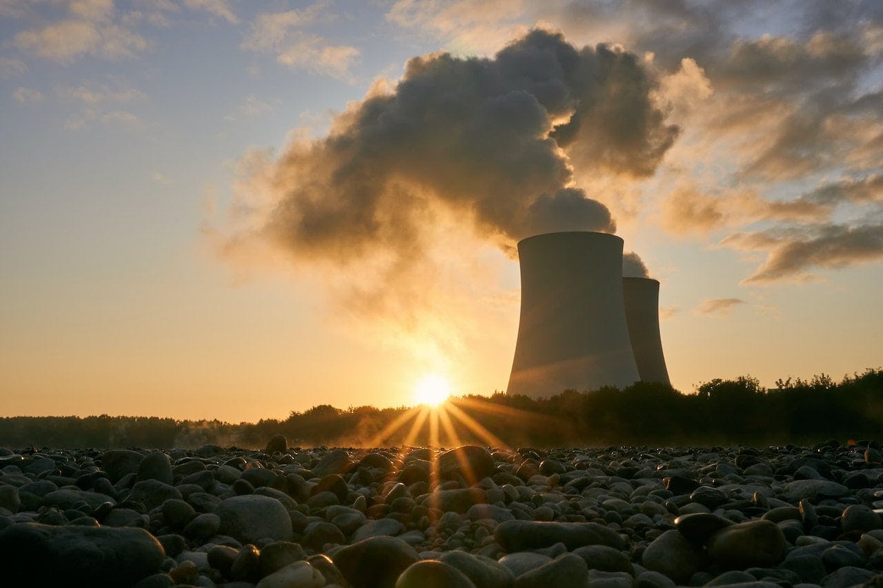 centrales nucléaires dégageant de la fumée