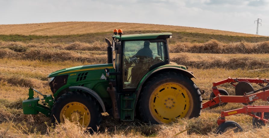 un tracteur dans un champ