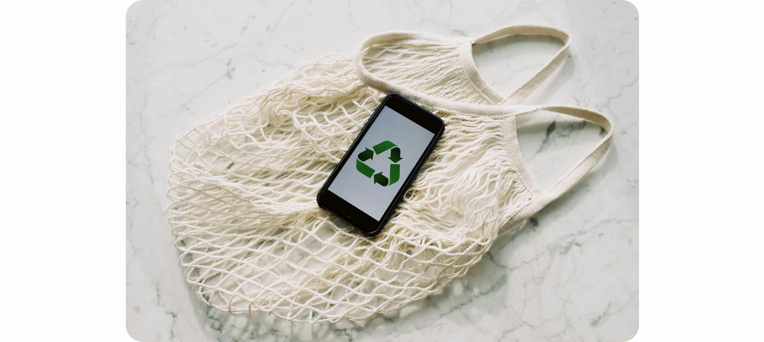Téléphone portable avec panneau de recyclage vert et sac en filet