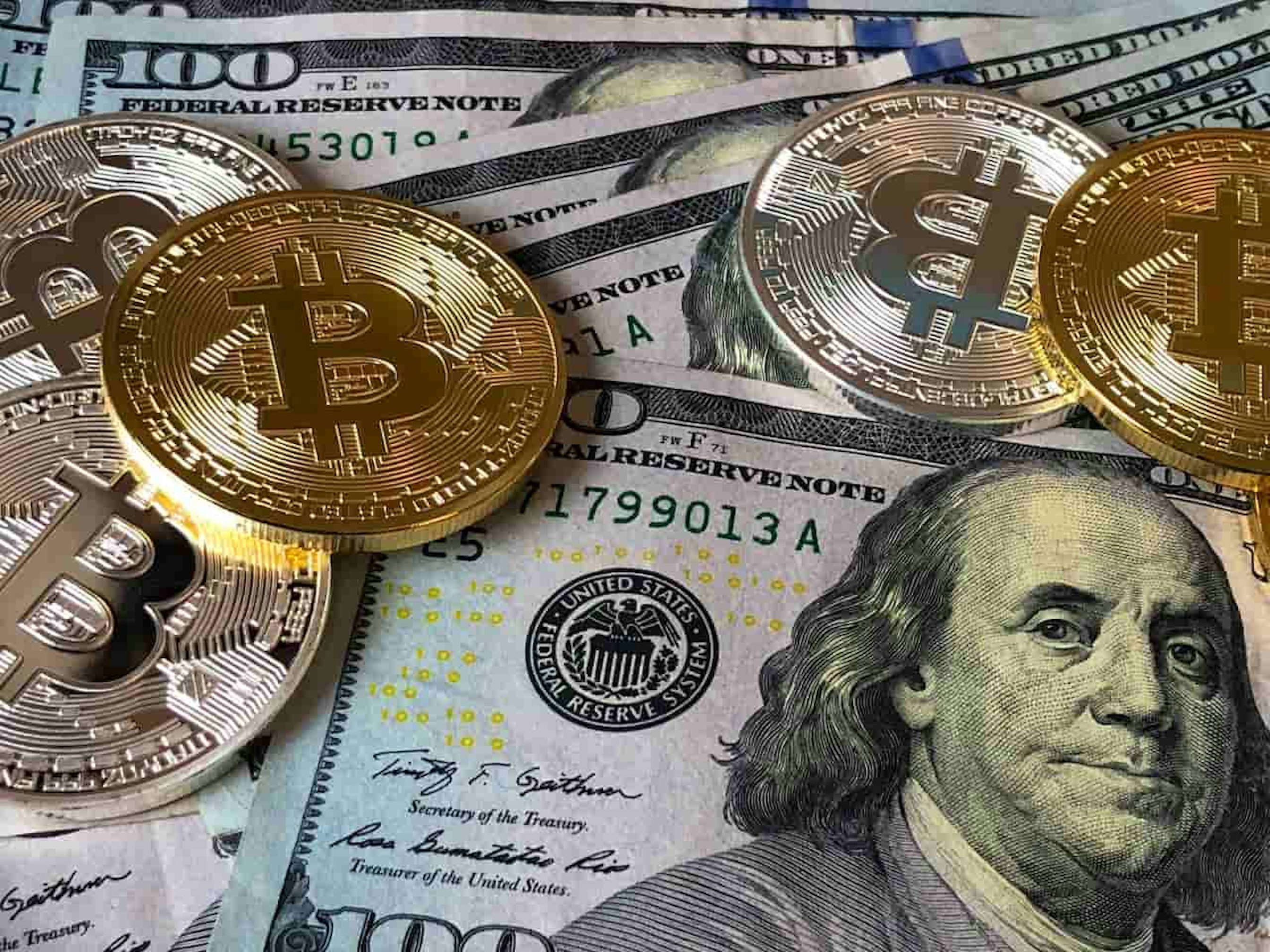 Bitcoins et billets en dollars américains