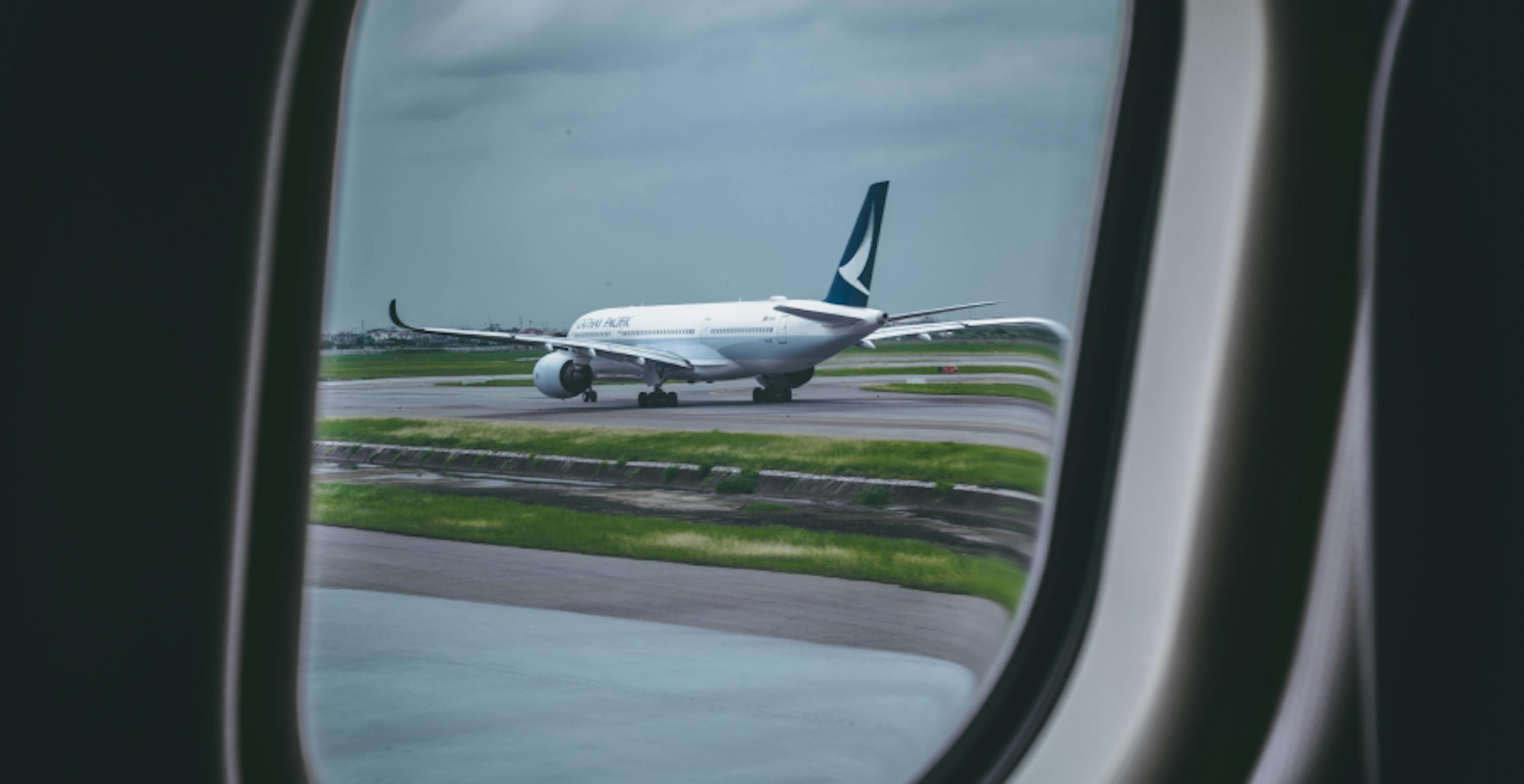 un avion sur le tarmac vu d'un hublot