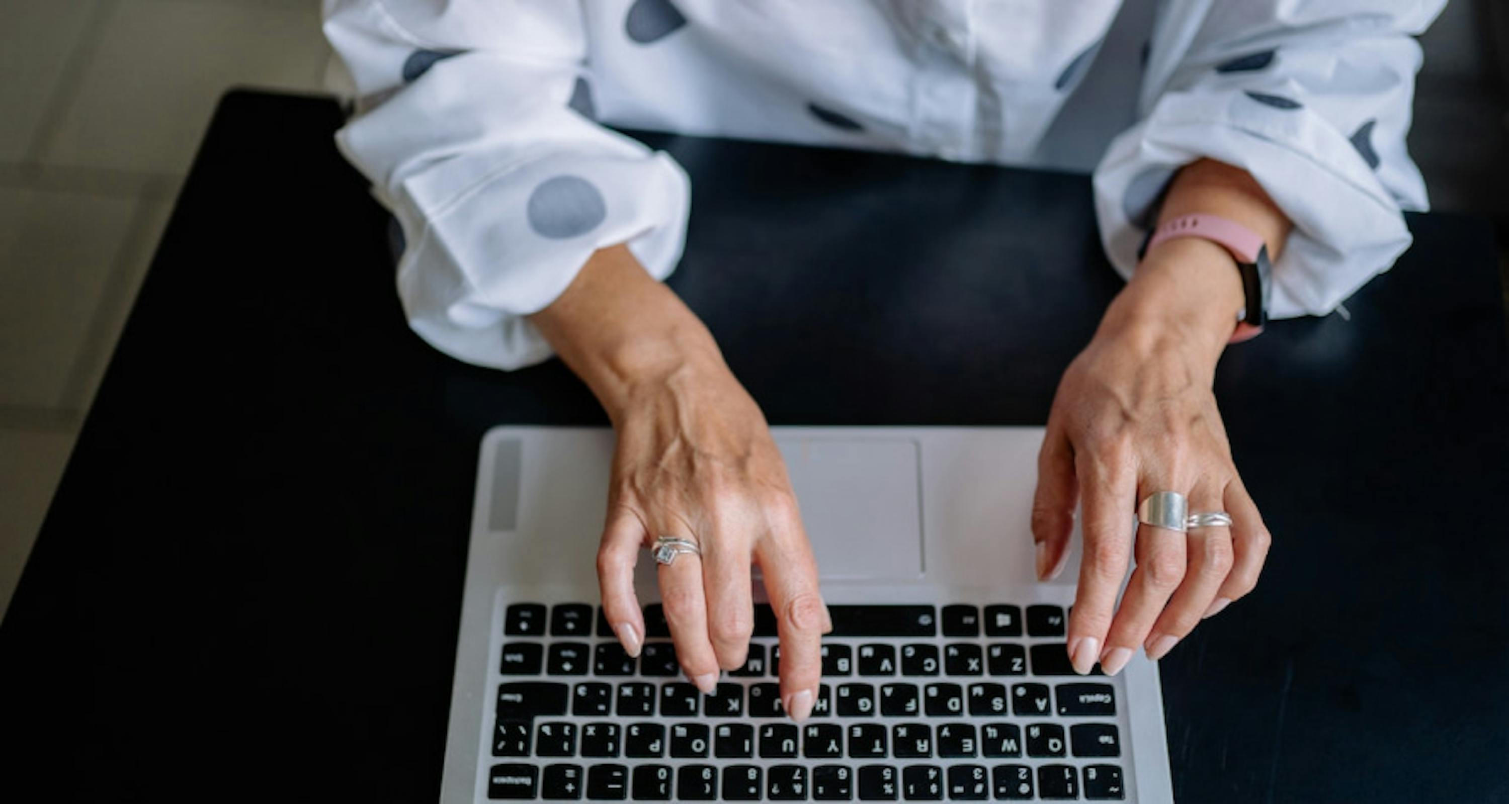 des mains tapant sur un clavier