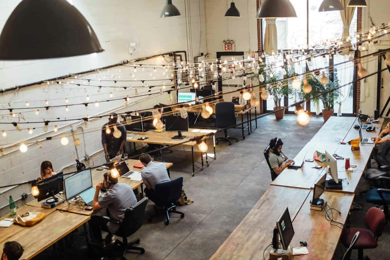 des personnes dans un espace de coworking