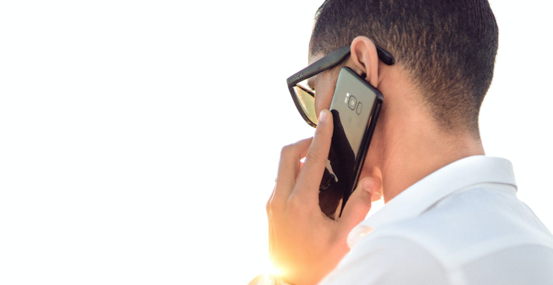 un homme au téléphone