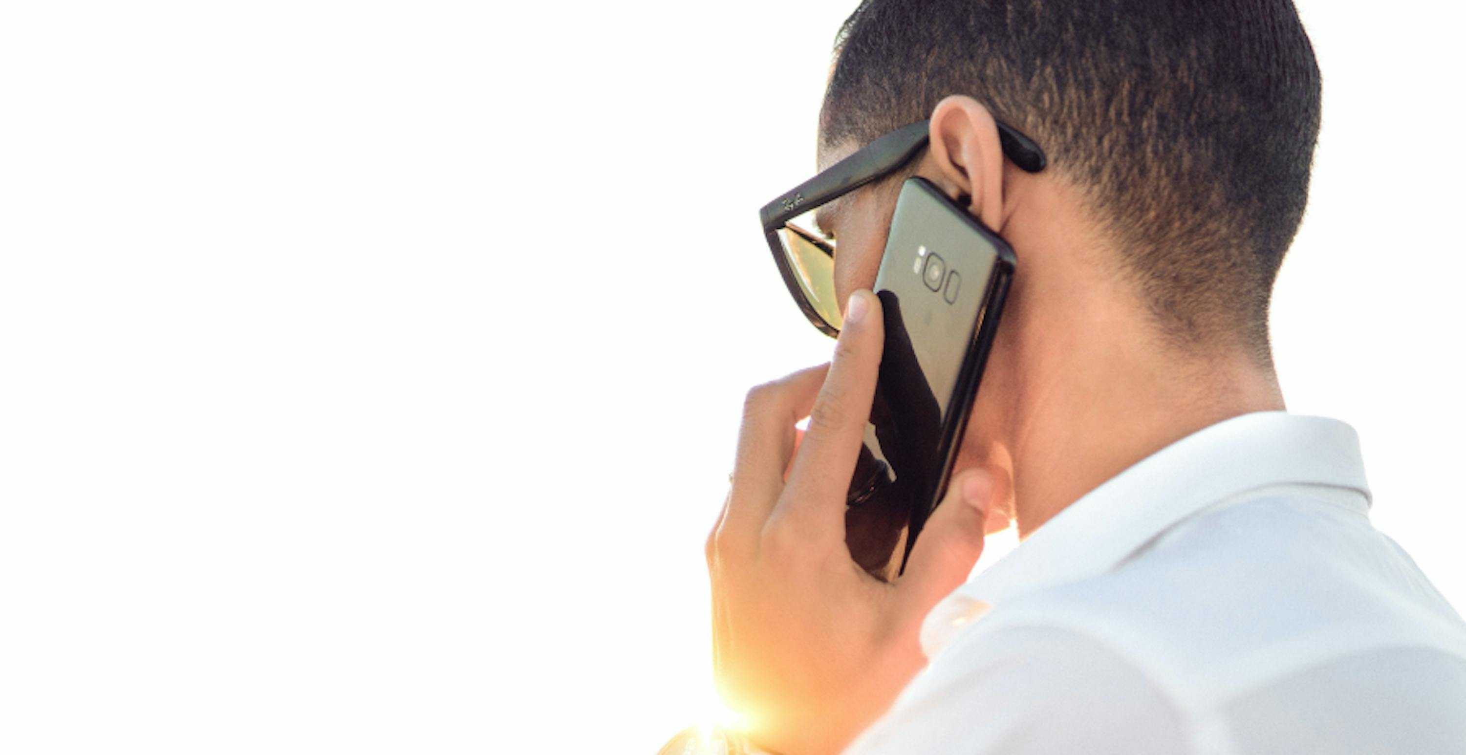 un homme au téléphone