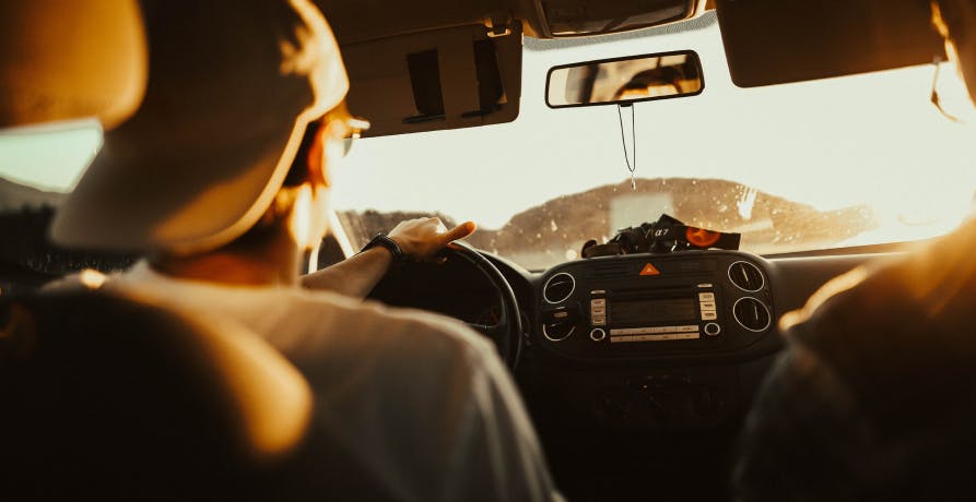 un homme au volant d'une voiture