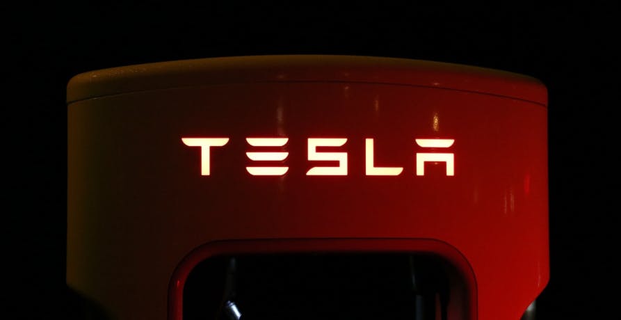 gros plan sur la marque Tesla