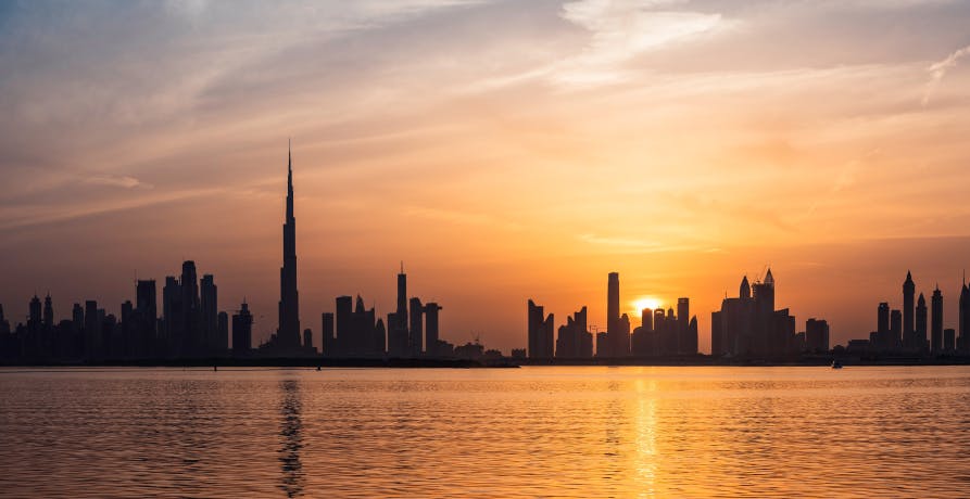 Ville de Dubaï pendant un coucher de soleil